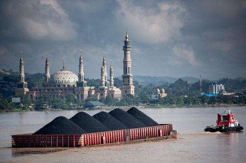 Giới phân tích lo ngại việc Indonesia nâng giá bán than đá lên mức cao kỷ lục sẽ khiến cuộc khủng hoảng năng lượng toàn cầu hiện nay trở nên trầm trọng hơn (Ảnh: Kemal Jufri/Greenpeace)