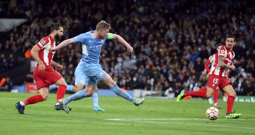 Cú sút chuẩn xác của De Bruyne giúp Man City nắm lợi thế. Ảnh: Reuters.
