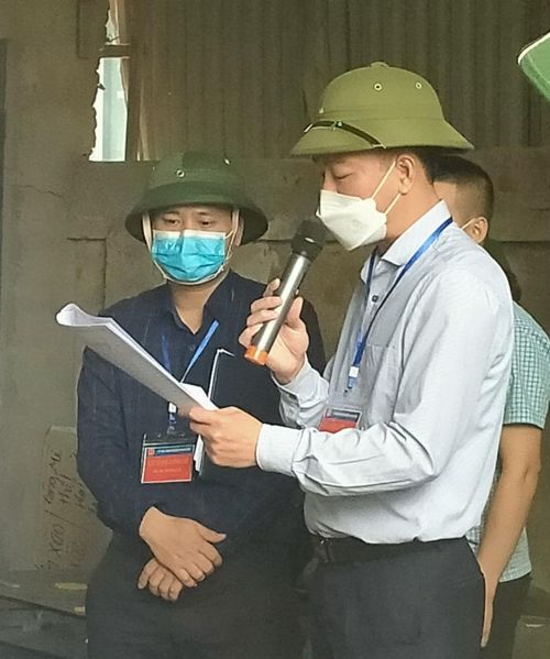 Đúng 8 giờ sáng ngày 6/4, đại diện chính quyền đã tiến hành đọc lệnh cưỡng chế theo đúng luật định. Ảnh AT