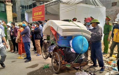 Những hộ dân cuối cùng tự giác di chuyển đồ đạc khỏi nhà trước giờ cưỡng chế. Ảnh AT