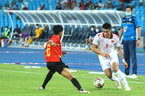  Khả năng tranh chấp, làm tường và tốc độ của Nguyên Hoàng (số 9) giúp anh được trao nhiều cơ hội thi đấu ở Dubai Cup 2022. Ảnh: Nguyên Khang. 