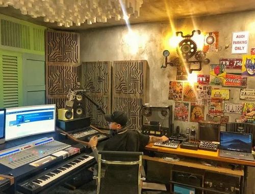 Dàn thiết bị phục vụ âm nhạc cực khủng. Ảnh: FBNV