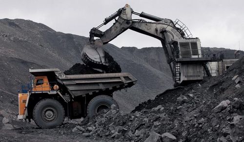Máy nạp than tại xưởng khai thác mỏ lộ thiên Chernigovsky, Siberia, Nga. Ảnh: Reuters.