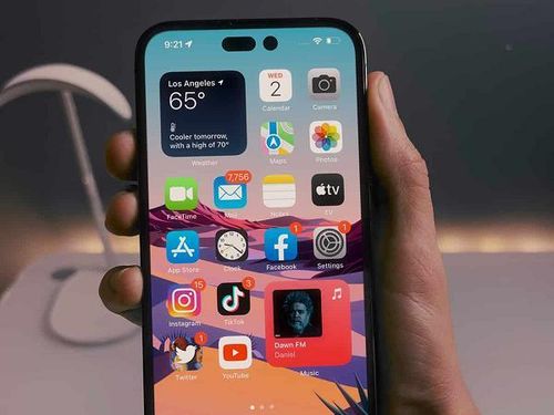 Về cấu hình, bản 14 và 14 Max vẫn dùng chip A15 như trên iPhone 13 hoặc một biến thể với nhiều lõi đồ họa hơn. Chỉ các mẫu thuộc dòng Pro mới được trang bị chip A16.