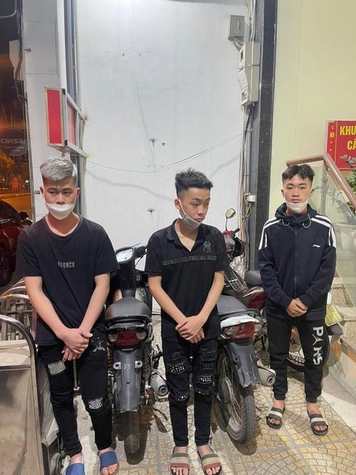 Các đối tượng điều khiển xe máy không BKS phóng nhanh, lạng lách, đánh võng bị tổ công tác Y10/141-CATP Hà Nội bắt giữ