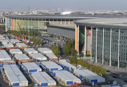 Bên ngoài bệnh viện dã chiến lớn nhất Thượng Hải được chuyển đổi từ Trung tâm Hội nghị và Triển lãm quốc gia nằm ở phía đông thành phố, ảnh chụp ngày 9/4/2022. (Ảnh: Tân Hoa Xã)