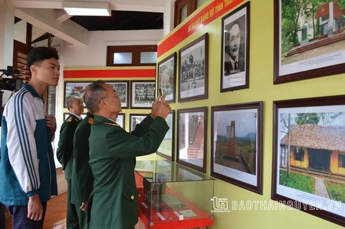Người dân tham quan, tìm hiểu các hiện vật lịch sử được trưng bày tại Không gian văn hóa trà Tân Cương.