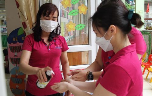 Diễn tập sát khuẩn tay.