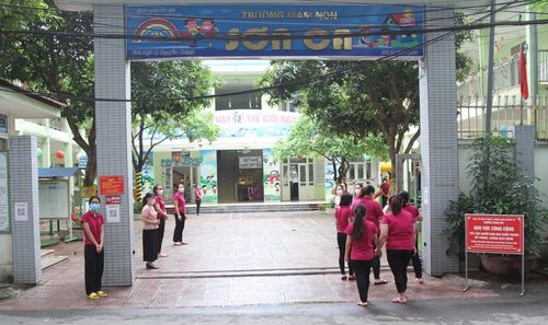Các thầy cô trường Mầm non Sơn Ca diễn tập công tác đón trẻ tới trường.