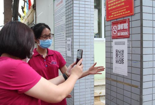 Theo quy định, phụ huynh, học sinh khi vào trường sẽ phải quét mã QR.