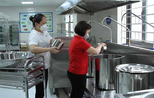 Vệ sinh nhà bếp tại trường Mầm non Nam Trung Yên.