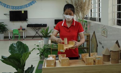 Giáo viên trường Mầm non Nam Trung Yên kiểm tra đồ dùng học tập chuẩn bị đón học sinh quay trở lại.