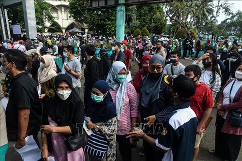 Người dân xếp hàng chờ tiêm vaccinep phòng COVID-19 tại Nam Tangerang, tỉnh Banten, Indonesia. Ảnh: THX/TTXVN