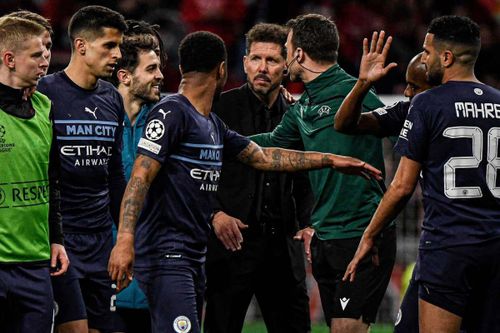 HLV Diego Simeone bị tố mỉa mai và có hành động gây hấn với các cầu thủ Man City cuối trận. Ảnh: Reuters.