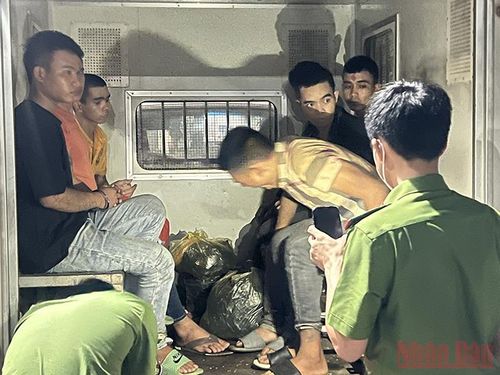 Di lý các đối tượng từ tỉnh Gia Lai về tỉnh Đồng Nai.