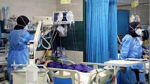 Nhân viên y tế điều trị cho bệnh nhân COVID-19 tại bệnh viện ở Iran. (Ảnh: IRNA/TTXVN)