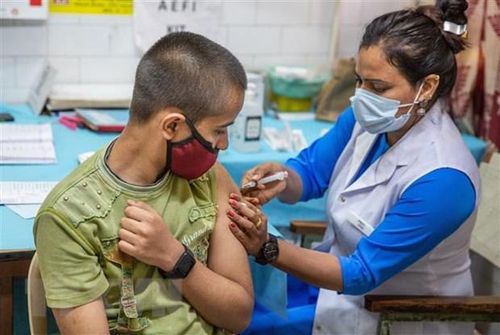 Nhân viên y tế tiêm vaccine phòng COVID-19 cho trẻ em tại New Delhi, Ấn Độ, ngày 16/3/2022. (Ảnh: THX/TTXVN)