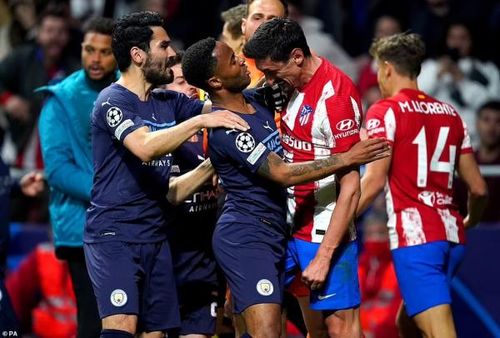 Tình huống Savic húc đầu về Sterling sau đó...