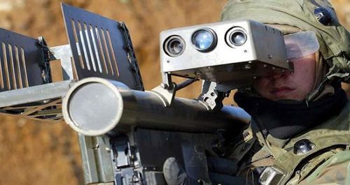 Tên lửa FIM-92 Stinger do General Dynamics thiết kế và được Raytheon Missile Systems sản xuất từ cuối những năm 1970 tới nay. Tên lửa cũng có thể bắn từ nhiều vị trí khác nhau, bao gồm trên xe trên mặt đất, máy bay trực thăng, và lính không vận. Với việc Mỹ cấp thêm 800 "sát thủ" Stinger cho Kiev, bầu trời Ukraine sẽ ngày càng thêm nguy hiểm cho các loại máy bay của Nga, khi nước này đang đẩy mạnh chiến dịch quân sự đặc biệt nhằm phi quân sự hóa. (Nguồn: Bussiness Today)