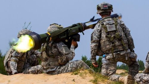 2.000 tên lửa Javelin cũng nằm trong gói viện trợ của Mỹ dành cho Ukraine. Javelin là hệ thống tên lửa chống tăng sử dụng công nghệ ảnh nhiệt để tìm kiếm mục tiêu. Chúng có thể được triển khai từ bệ phóng vác vai. (Nguồn: Reuters)