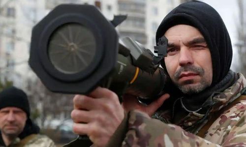 Nhà Trắng thông báo đang chuyển 6.000 khẩu súng chống tăng vác vai AT-4 cho Ukraine. Loại vũ khí này do Thụy Điển sản xuất và có tầm bắn 500 mét. Tuy nhiên, nó chỉ bắn nhát một nên cần phải nạp đạn sau mỗi lần khai hỏa. AT-4 được ưa thích vì sự gọn nhẹ, dễ sử dụng, có uy lực mạnh và độ chính xác cao. Hiện nay, AT-4 được lựa chọn sử dụng bởi nhiều quân đội trên khắp thế giới. AT-4 có chiều dài tổng thể 1.020 mm; cỡ nòng 84 mm; trọng lượng 6,7 kg. Súng có thước ngắm gập và có thể lắp kính ngắm quang học ngày đêm để tăng khả năng tiêu diệt mục tiêu. (Nguồn Reuters)