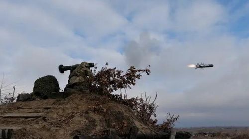 Quân đội Ukraine bắn một tên lửa chống tăng Javelin trong cuộc tập trận ở Ukraine tháng 2/2022. Ảnh: REUTERS