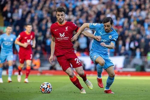 Liverpool (áo đỏ) vẫn có thể giành "cú ăn 4" mùa này