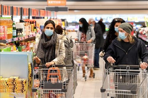 Người dân mua hàng tại siêu thị ở Vienna, Áo. Ảnh tư liệu: AFP/TTXVN