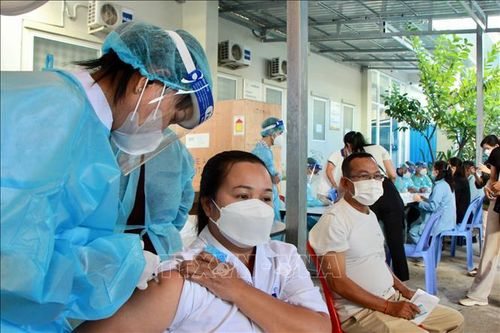 Nhân viên y tế tiêm vaccine phòng COVID-19 cho người dân tại Phnom Penh, Campuchia. Ảnh: THX/TTXVN