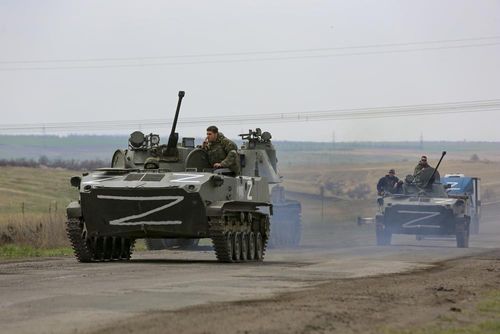 Các phương tiện quân sự của Nga gần Mariupol, Ukraine. Ảnh: AP.