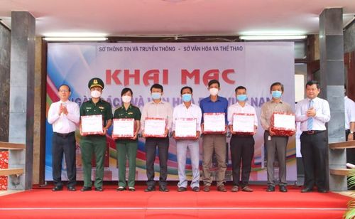 Tặng 7 suất quà cho 7 thư viện, tủ sách cơ sở để phục vụ bạn đọc.