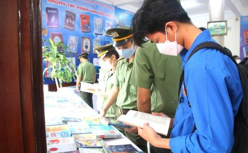 Đoàn viên, thanh niên các đơn vị tham quan gian trưng bày sách tại Thư viện tỉnh Bình Định.