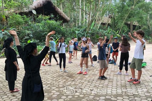 Học sinh Trường quốc tế Singapore (Hà Nội) tham gia du lịch trải nghiệm gắn với giáo dục tại Khu bảo tồn Làng nhà sàn dân tộc sinh thái Thái Hải.