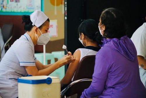 Sở Y tế TP.HCM cho rằng, biện pháp tốt nhất để ngăn ngừa trẻ em mắc hội chứng MIS-C là cho tất cả trẻ em đủ điều kiện từ 5 tuổi trở lên tiêm vaccine COVID-19. Ảnh: K.V