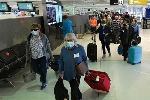 Hành khách làm thủ tục tại sân bay quốc tế Sydney (Australia). (Ảnh: AFP/TTXVN)