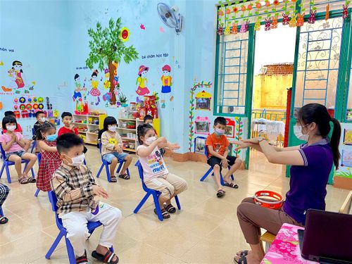 Giáo viên Trường Mầm non Hoa Hồng (phường Hội Thương, TP. Pleiku) dạy trẻ rửa tay đúng cách để phòng-chống dịch Covid-19. Ảnh: Mộc Trà