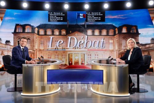 Hai ứng viên tranh cử Tổng thống Pháp vòng 2: đương kim Tổng thống Emmanuel Macron (trái) và đại diện đảng Tập hợp quốc gia, bà Marine Le Pen trong cuộc tranh luận trực tiếp trên truyền hình ngày 20/4/2022. Ảnh: AFP/TTXVN