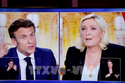 Trong ảnh: Hai ứng viên tranh cử Tổng thống Pháp vòng 2: đương kim Tổng thống Emmanuel Macron (trái) và đại diện đảng Tập hợp quốc gia, bà Marine Le Pen trong cuộc tranh luận trực tiếp trên truyền hình, ngày 20/4/2022. Ảnh: AFP/TTXVN