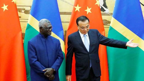 Thủ tướng Solomon Manasseh Sogavare (trái) và Thủ tướng Trung Quốc Lý Khắc Cường tại Bắc Kinh năm 2019. (Nguồn: Reuters)