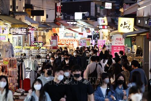 Người dân đeo khẩu trang phòng dịch COVID-19 tại Seoul, Hàn Quốc. Ảnh: Yonhap/TTXVN