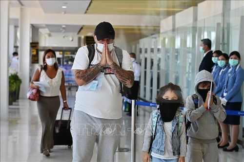 Du khách quốc tế tới sân bay quốc tế Phuket, Thái Lan. Ảnh: AFP/TTXVN