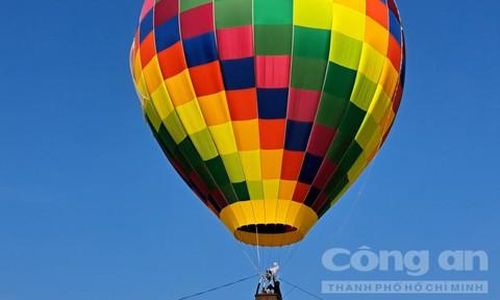 Độ bay tối đa của khinh khí cầu là 50m