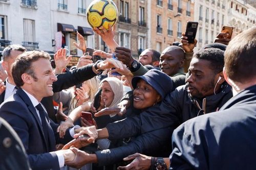 Tổng thống đương nhiệm Emmanuel Macron nói chuyện với người dân địa phương ở ngoại ô Saint-Denis, Paris, Pháp. Ảnh: AP.