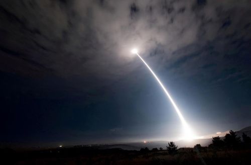 Tên lửa đạn đạo xuyên lục địa Minuteman III trong cuộc thử nghiệm tại Căn cứ Không quân Vandenberg, California, Mỹ hồi tháng 8/2017. Ảnh: Reuters