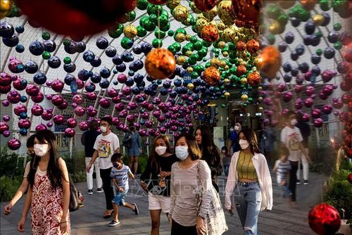 Người dân đeo khẩu trang phòng dịch COVID-19 tại Bangkok, Thái Lan ngày 6/12/2021. Ảnh: AFP/TTXVN