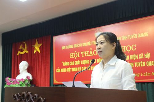 Phó Bí thư Thường trực Tỉnh ủy, Chủ tịch HĐND tỉnh Tuyên Quang Lê Thị Kim Dung phát biểu tại Hội thảo.