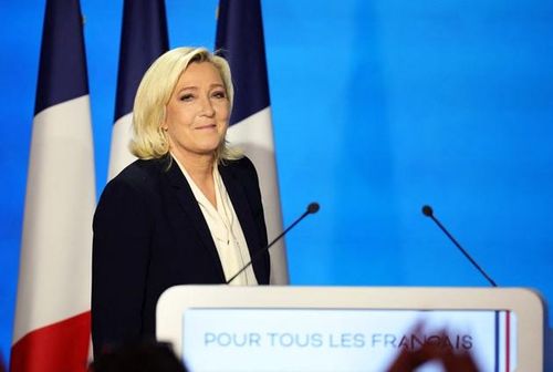 Bà Marine Le Pen, ứng cử viên đảng cực hữu Pháp phát biểu trước những người ủng hộ tại Pavillon d'Armenonville sau thất bại của bà trong vòng hai cuộc bầu cử Tổng thống Pháp, ngày 24/4. Ảnh: Reuters /Sarah Meyssonnier. 