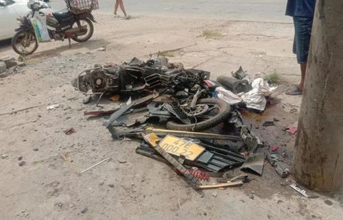 Chiếc xe máy nghi dùng đi trộm chó, mèo bị tông nát.