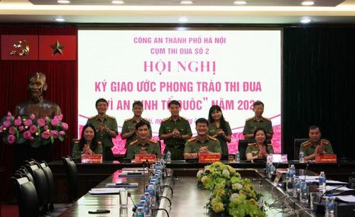 Đại tá Trần Ngọc Dương và đại diện Phòng Công tác Đảng và công tác chính tri chứng kiến các đơn vị ký giao ước thi đua