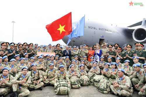 Chủ tịch nước Nguyễn Xuân Phúc, Đại tướng Phan Văn Giang cùng các đại biểu cùng với cán bộ, chiến sĩ BVDC2.4. Ảnh: TUẤN HUY